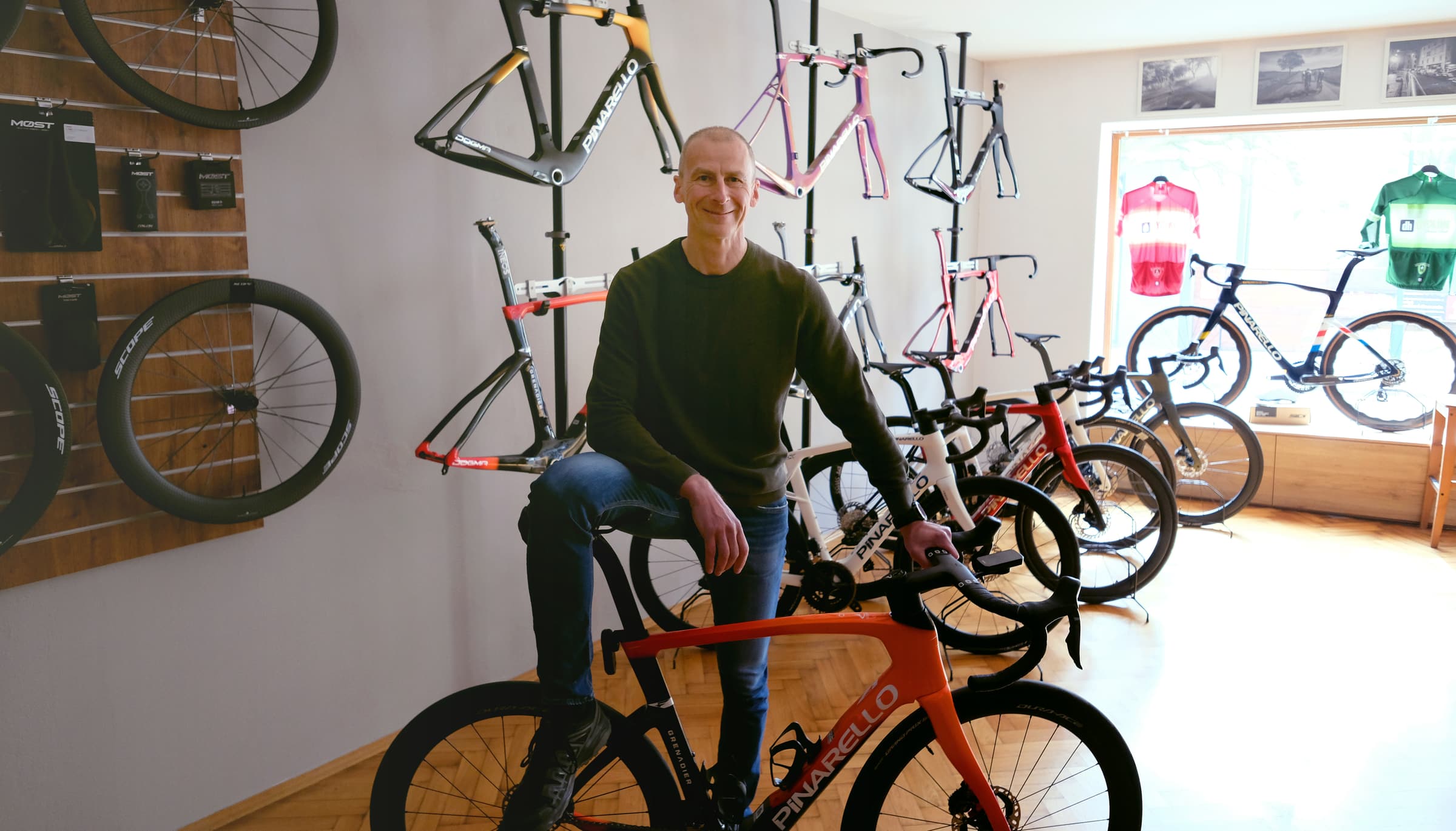 Daniel Horák v dílně a showroomu dhCYCLING Beroun